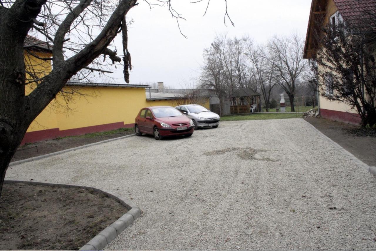Bed and Breakfast Casa Napsugar Panzio Apostag Exterior foto