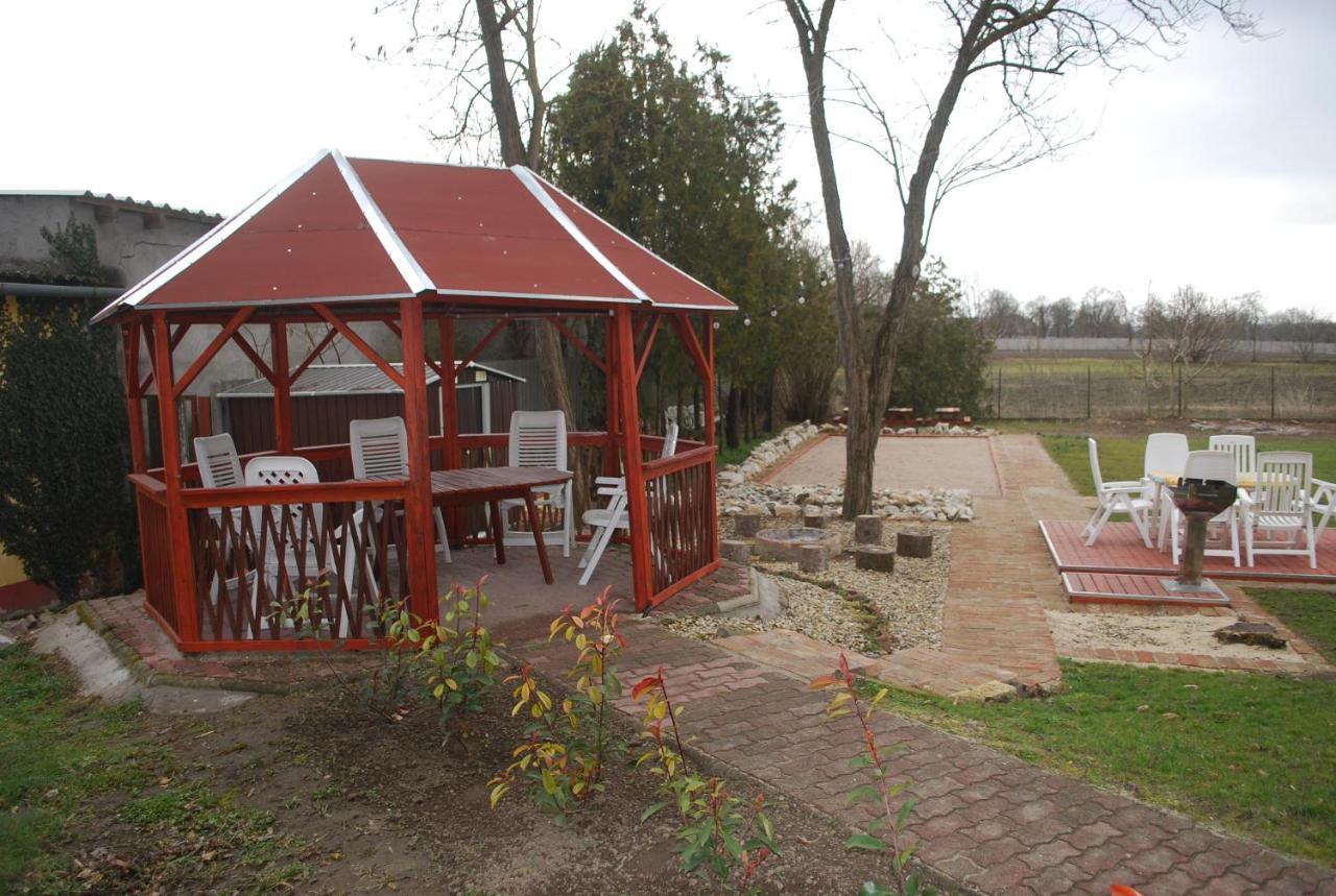 Bed and Breakfast Casa Napsugar Panzio Apostag Exterior foto