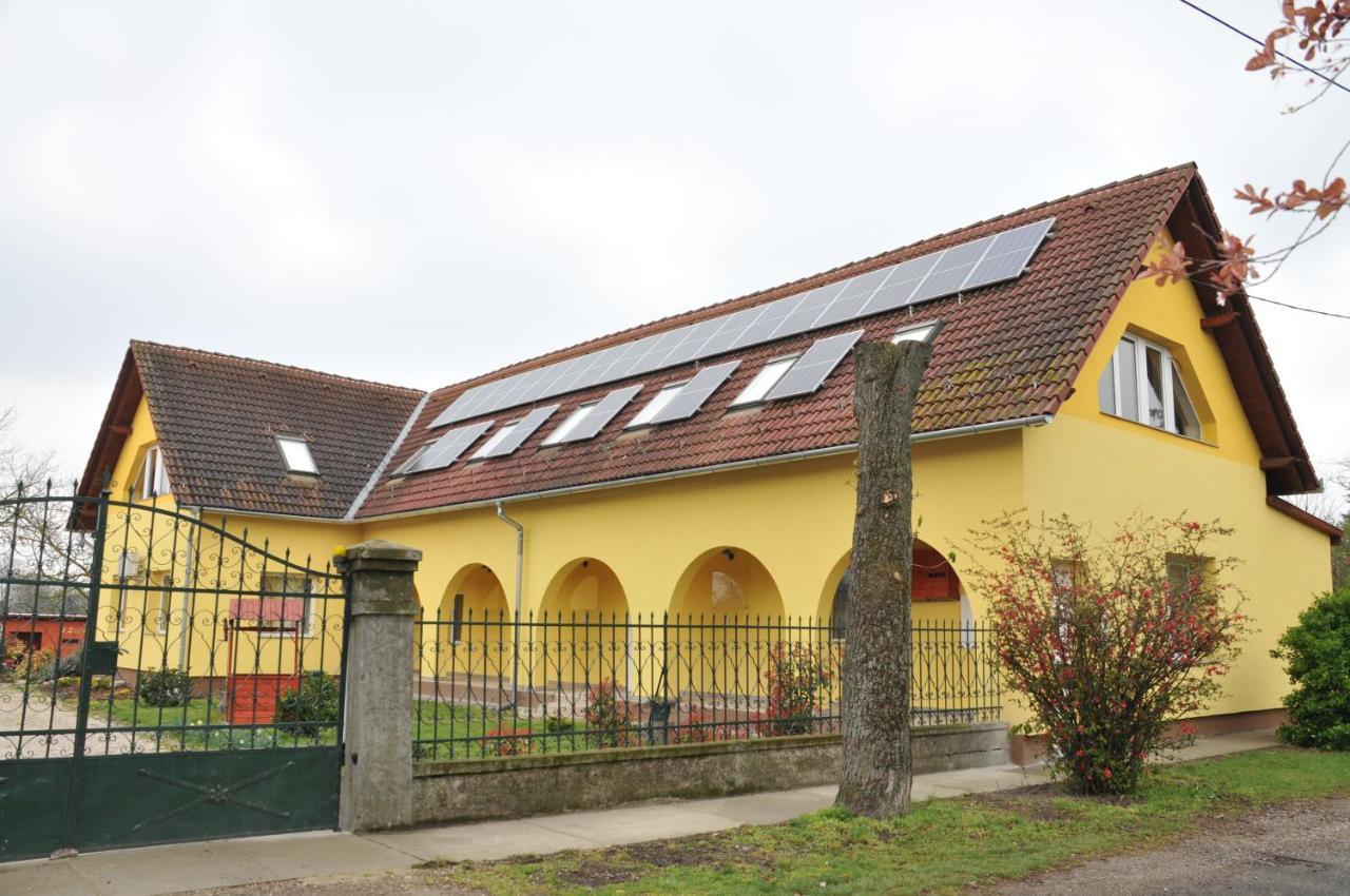 Bed and Breakfast Casa Napsugar Panzio Apostag Exterior foto